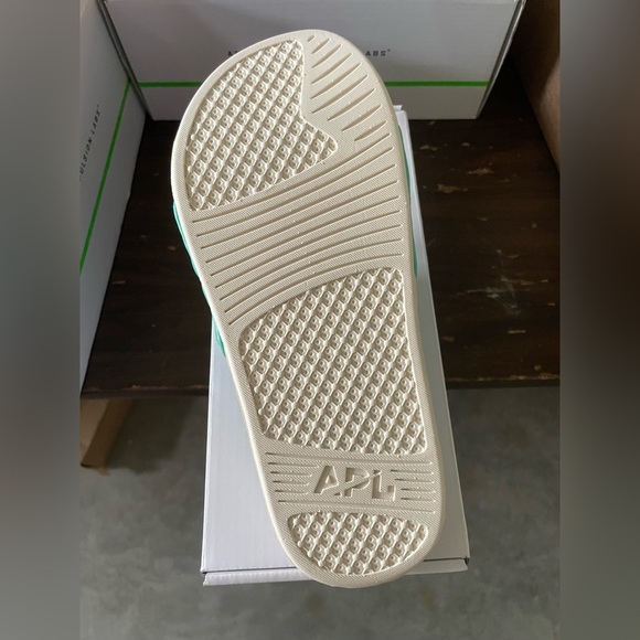 BNWT, APL Women’s Lusso Slide, Leather, Quilted Mint Slide Sandals, size 6 - Picture 3 of 4